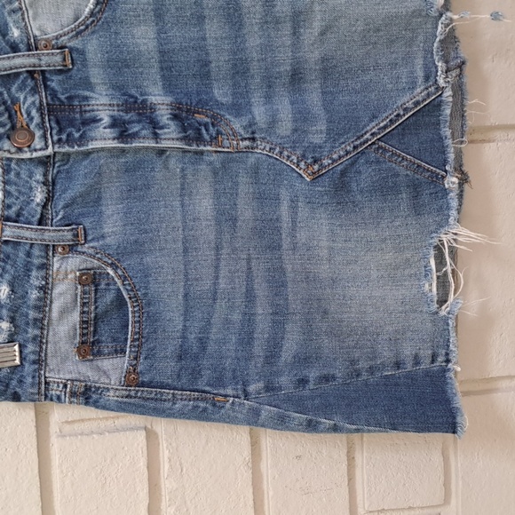 American Eagle Disressed Jean Mini Skirt. Size 4 NWT - Picture 3 of 9